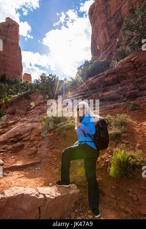 Kaukasische Frau Wandern in Wüstenlandschaft Stockfoto