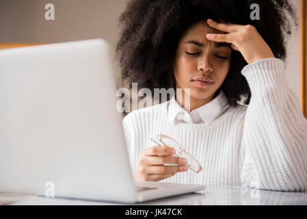Frustriert afroamerikanische Frau mit Brille in der Nähe von laptop Stockfoto