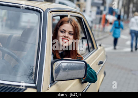 Lächelnde Frau kaukasischen stützte sich auf Tür Auto fahren Stockfoto