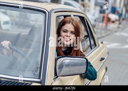 Lächelnde Frau kaukasischen stützte sich auf Tür Auto fahren Stockfoto