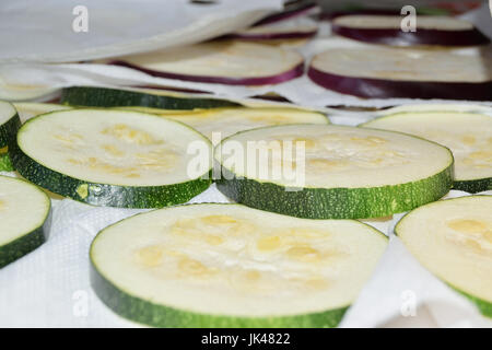 Close up Portrait of geschnittenen grünen zucchini Stockfoto