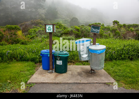 Müll und recycling-Behälter im park Stockfoto