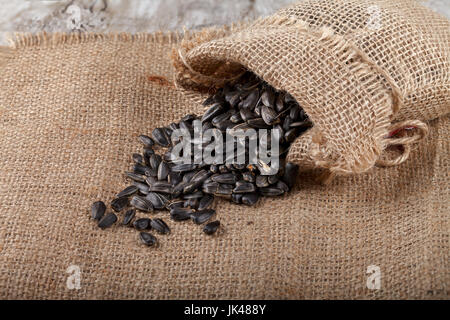 Sonnenblumenkerne in meschotschek auf Sackleinen. Close-up Stockfoto