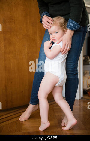 Kaukasische Mutter und Tochter auf Zehenspitzen barfuß Stockfoto