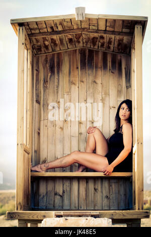 Kaukasische Frau im Cabana am Strand Stockfoto