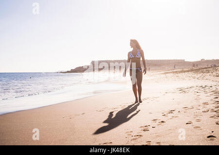 Kaukasische Frau zu Fuß am Strand Stockfoto