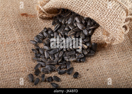 Sonnenblumenkerne in meschotschek auf Sackleinen. Close-up Stockfoto