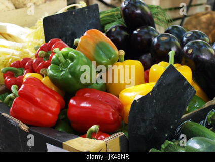 rot-gelbe und grüne Paprika Stockfoto