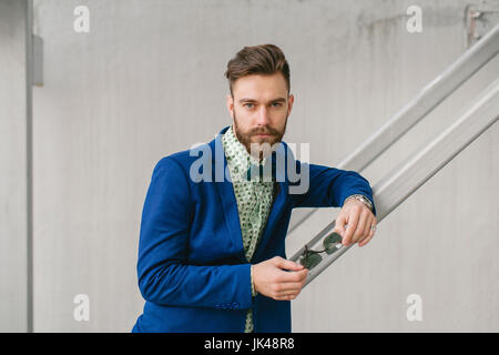 Stilvolle nahöstlichen Mann mit Bart hält Sonnenbrillen Stockfoto