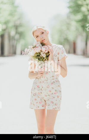 Porträt des Nahen Ostens Frau mit Blumenstrauß Stockfoto
