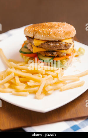 Cheeseburger und Pommes frites Stockfoto