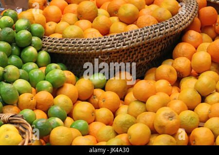 Frische Bio Zitrusfrüchte Haufen am Marktstand Stockfoto