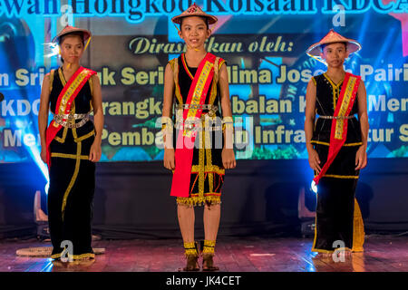 Kinder in Kadazan lokale Kleid im Laufe des Monats Mai bei Hogkod Koisaan KDCA in Kota Kinabalu Malaysia Stockfoto