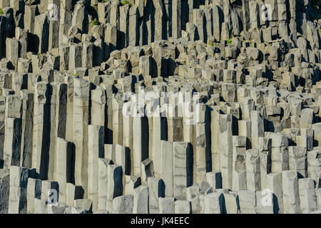 Steinerne Basaltsäulen am schwarzen Reynisfjara Strand in der Nähe von Vik Stadt, Island an sonnigen Sommertag Stockfoto