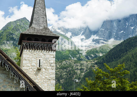 Alte steinerne Kirche unter die Gipfel der französischen Alpen in Chamonix Stockfoto