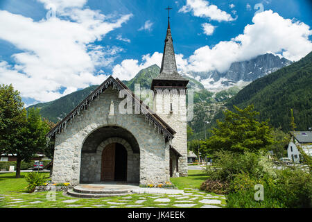 Alte steinerne Kirche unter die Gipfel der französischen Alpen in Chamonix Stockfoto