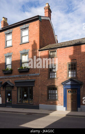 Aus rotem Backstein Stadthäuser in Ludlow mit Schatten. Stockfoto