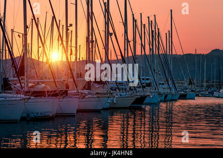 Segelboote im Hafen bei milden Abendlicht, schöne Aussicht auf den Luxus-Wassertransport im Dock, Sommer Urlaub in Marmaris, Türkei Stockfoto