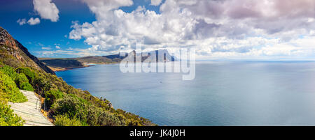 Schönen Meer-Landschaft, hohe Berge, wunderschöne Panorama-Aussicht, tolle Natur in Südafrika Stockfoto