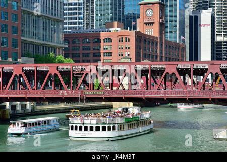 Ein Wassertaxi verbindet andere Handwerk bei der Schaffung von bedeutenden Verkehr auf dem Chicago River unterhalb der Wells Street Bridge in Chicago, Illinois, USA. Stockfoto