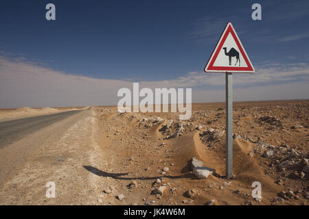 Tunesien, Ksour Bereich Ksar Ghilane, Öl-Pipeline Straße mit Kamel Kreuzung Schild Stockfoto