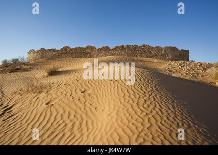 Tunesien, Ksour Bereich Ksar Ghilane, Grand Erg Oriental Desert, Ruinen der Römerzeit Fort Tisavar Stockfoto