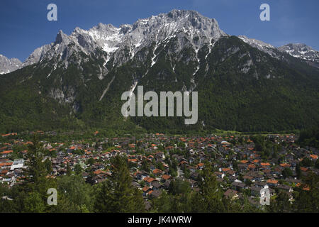 Deutschland, Bayern, Mittenwald, Alpenstadt mit Karwendelgebirge, Stockfoto