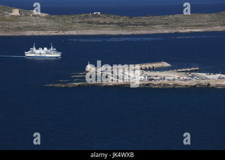 Malta, Malta Nordwest, Cirkewwa, erhöhten Blick auf Malta-Gozo Fähre von Ras al Qammie Point cliffs Stockfoto