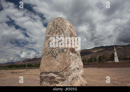 Argentinien, Provinz Jujuy, Quebrada de Humamuaca Canyon, Tilcara, Marker für den Wendekreis des Steinbocks Stockfoto