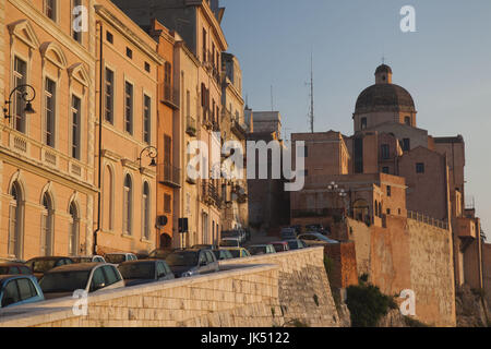 Italien, Sardinien, Cagliari, Il Castello Altstadt, Stadtmauer und Kathedrale von Santa Maria aus Bastione San Remy, dawn Stockfoto