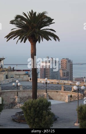 Italien, Sardinien, Cagliari, Il Castello Altstadt, Blick auf den Hafen von Bastione San Remy, Morgendämmerung Stockfoto