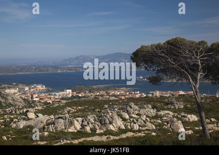 Italien, Sardinien, Nord Sardinien, Isola Maddalena, La Maddalena, Luftbild Stadt Aussicht von den Hügeln Stockfoto