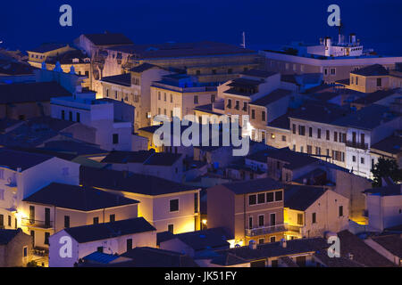Italien, Sardinien, Nord Sardinien, Isola Maddalena, La Maddalena, Luftbild Stadt Aussicht von den Hügeln am Abend Stockfoto