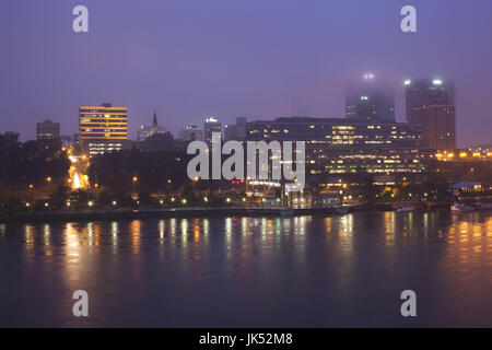 USA, Tennessee, Knoxville, Riverwalk Bereich Stadtansicht entlang Tennessee River, der Morgendämmerung Stockfoto