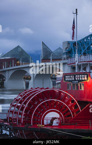USA, Tennessee, Chattanooga, Delta Queen Riverboat und Market Street Bridge, Dämmerung Stockfoto