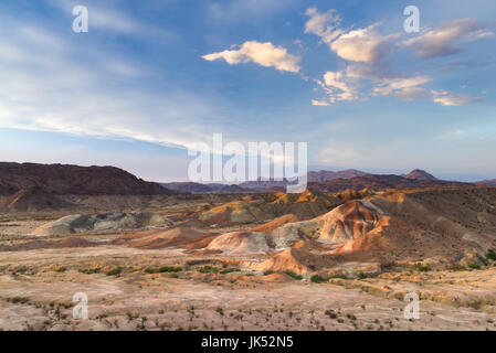 Big Bend Badlands am späten Nachmittag Sonne, Hügeln und Formationen, Big Bend National Park, Texas, USA Stockfoto