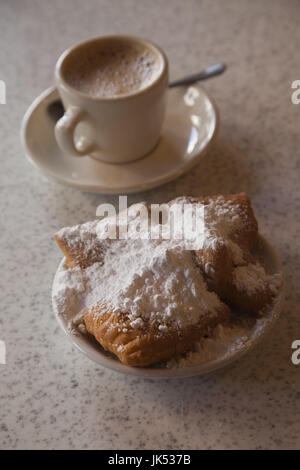 USA, Louisiana, New Orleans, French Quarter, Krapfen und Café au Lait im Cafe Du Monde Stockfoto