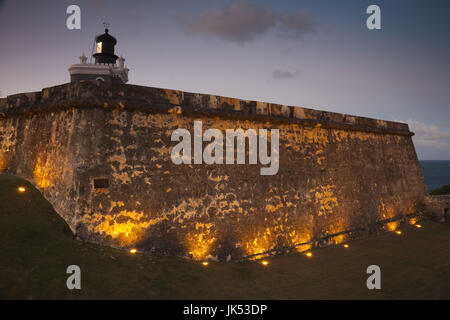 Puerto Rico, San Juan, Old San Juan, San Felipe del Morro Fort, El Morro, Festungsmauern und Leuchtturm, Sonnenuntergang Stockfoto