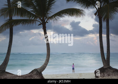 Region Punta Cana, Bavaro, Dominikanische Republik, Bavaro Strand Palmen, Dawn Stockfoto