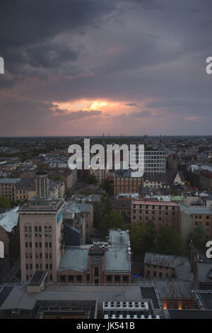 Lettland, Riga, erhöhten Blick auf neue Riga in der Abenddämmerung Stockfoto