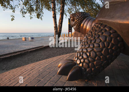 Lettland, westlichen Lettland, Region Riga, Jurmala, Majori Dorf, Majori Strand Schildkröte Statue, Sonnenuntergang Stockfoto