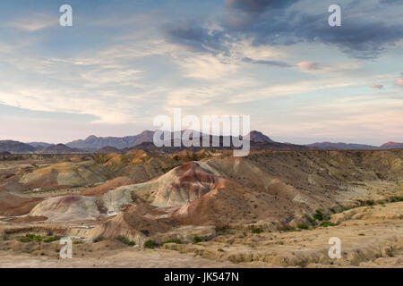 Big Bend Badlands am späten Nachmittag Sonne, Hügeln und Formationen, Big Bend National Park, Texas, USA Stockfoto