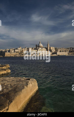 Malta, Valletta, Skyline mit St. Pauls Anglican Cathedral und Karmeliterkirche von Sliema, Sonnenuntergang Stockfoto