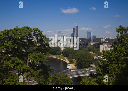 Litauen, Vilnius, erhöhten Blick auf Snipiskes Gebiet und Neris Fluß von Gediminas Hügel Stockfoto