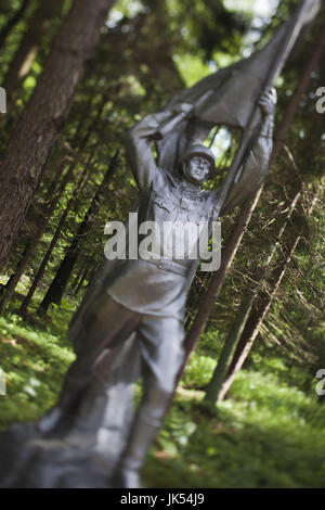 Litauen, südlichen Litauen, Grutas, Grutas Park, Skulpturenpark des ehemaligen kommunistischen Ära Skulpturen Statue von Sowjetsoldaten, streut Stockfoto