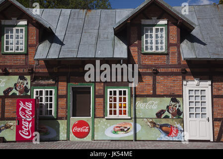 Litauen, westlichen Litauen, Palanga, Basanaviciaus Fußgängerzone, Coca Cola Straßencafé Stockfoto