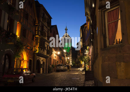 Frankreich, Haut-Rhin, Elsass, Alasatian Weinstraße, Riquewihr, Rue du General De Gaulle am Abend Stockfoto