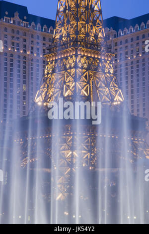 USA, Nevada, Las Vegas, Paris Las Vegas Hotel &amp; Casino auf dem Strip, am Abend, durch das Bellagio tanzenden Fontänen Stockfoto