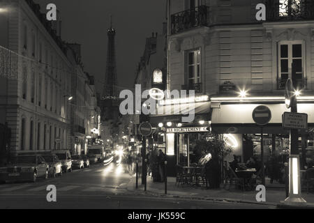 Frankreich, Paris, Eiffelturm von Rue Ste-Dominique, gesehen am Abend Stockfoto