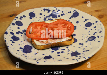 BLT Vorbereitung Schritt 4 von 7: aber zwei Scheiben Tomate auf Toast Stockfoto